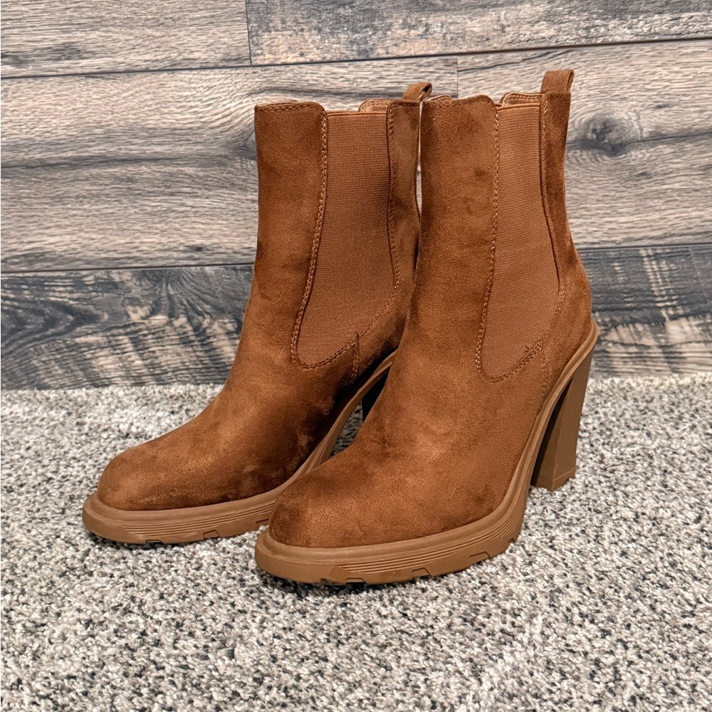 Nine West Light Brown Tan Suede Block Heel Chelsea Boots